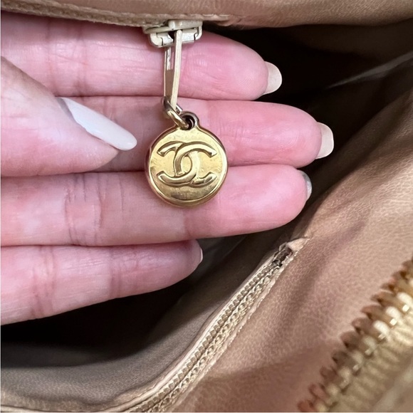 Sold Final clearance Vintage Chanel tote bag Chevron quilted - Picture 7 of 16